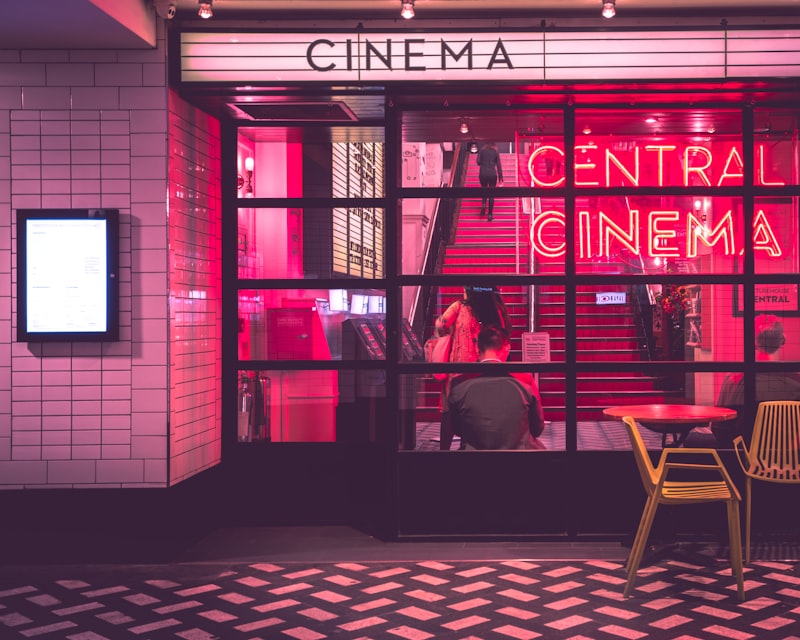 Femme d'âge mûr filmée en plein récit de vie avec sourire dans son salon chaleureux