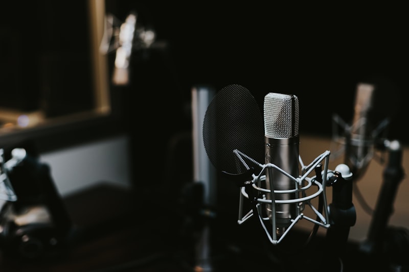 Studio professionnel d'enregistrement de podcast équipé de caméras et de micros